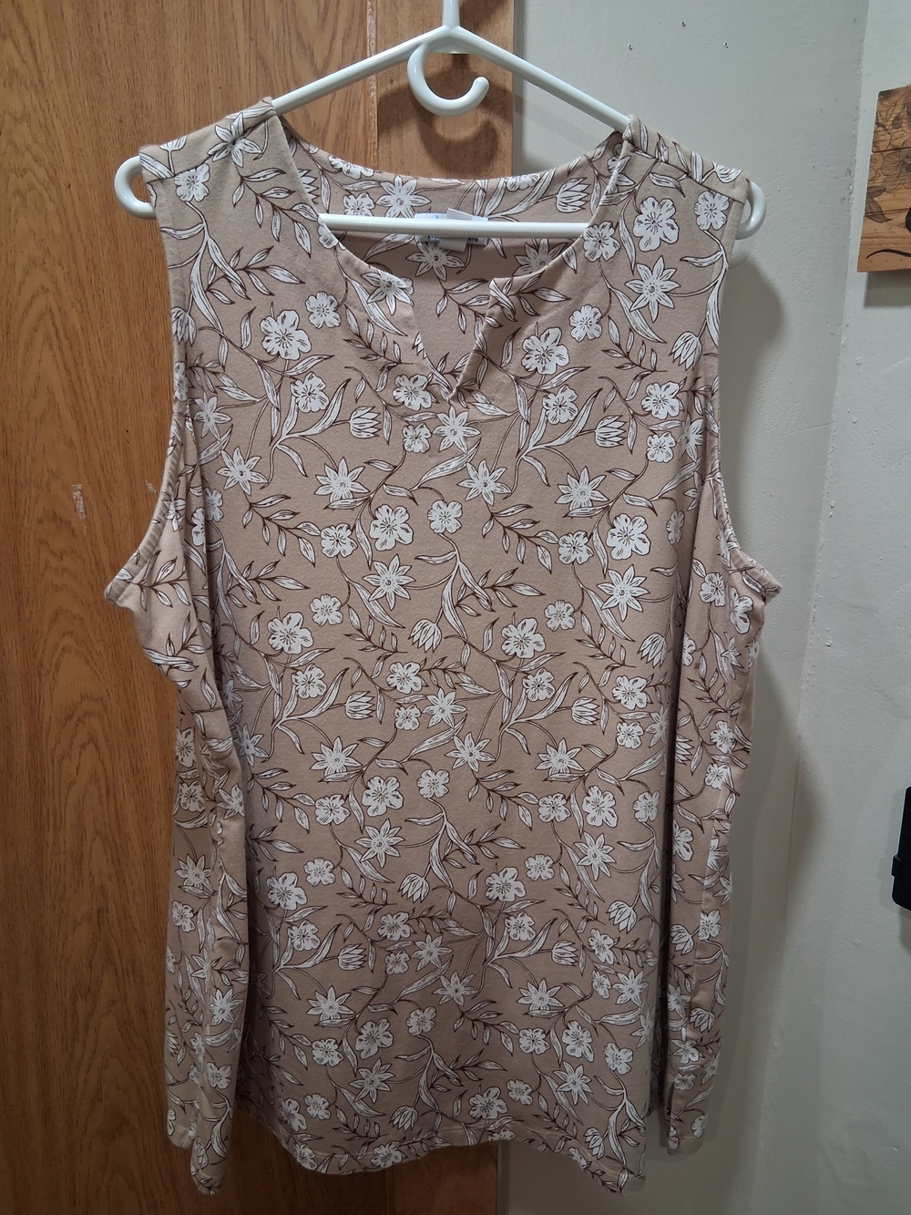 Sleeveless Floral V-Neck Tank Top - Beige